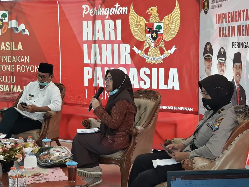 Ketua KPU Ngawi Prima Aequina S, saat menjadi pemateri dalam Seminar Peringatan Hari Lahir Pancasila