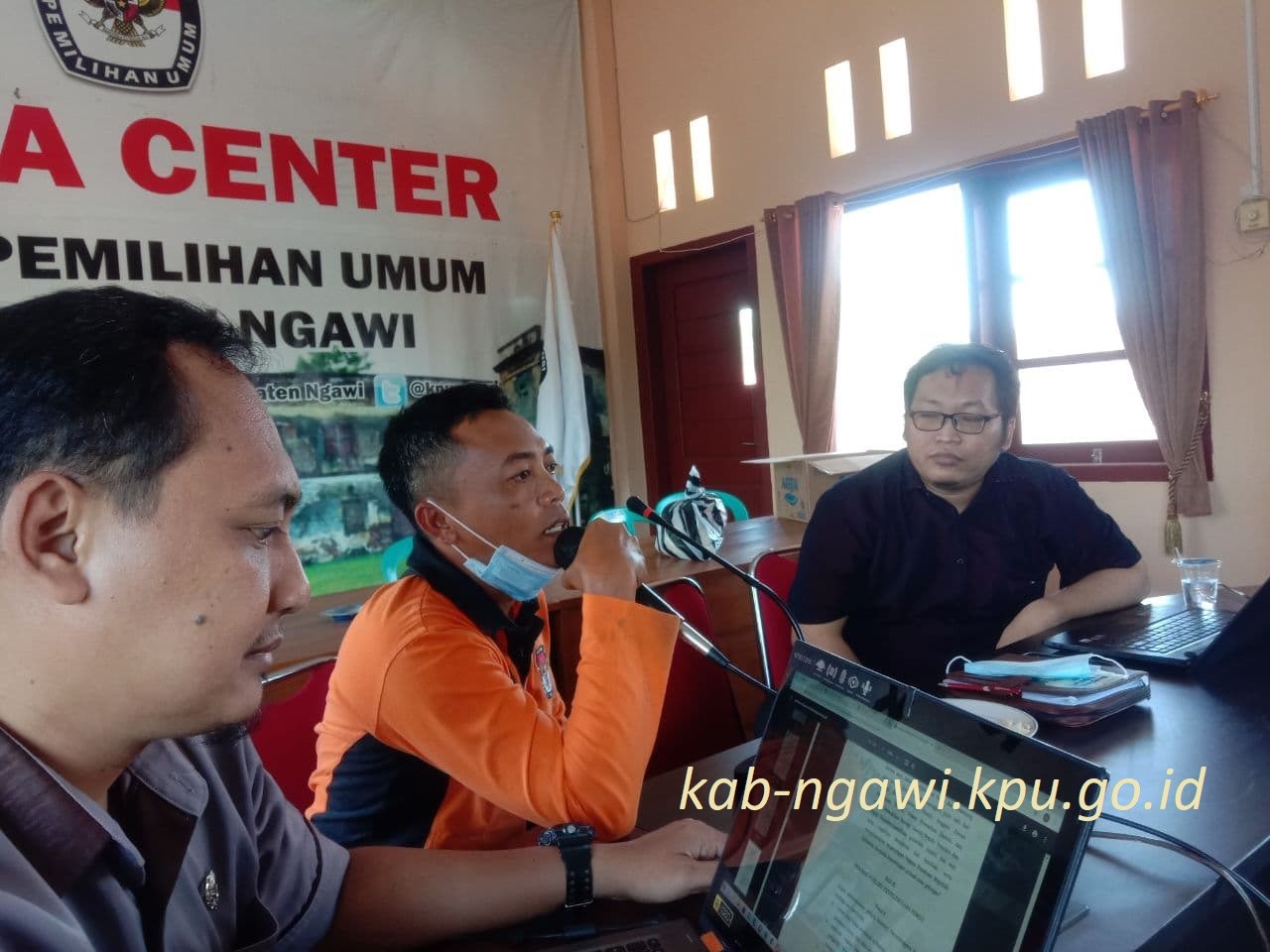 Peserta saat menyampaikan tangggapannya.